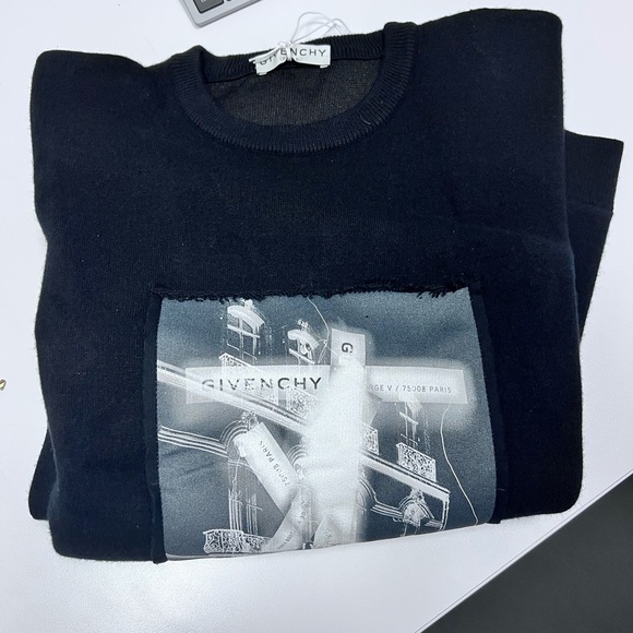 Givenchy sweater xl in size. - Picture 2 of 3